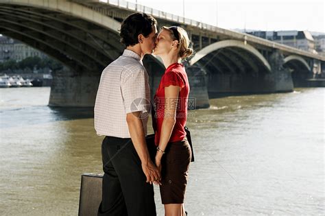 一对情侣在桥边接吻高清图片下载-正版图片501447312-摄图网