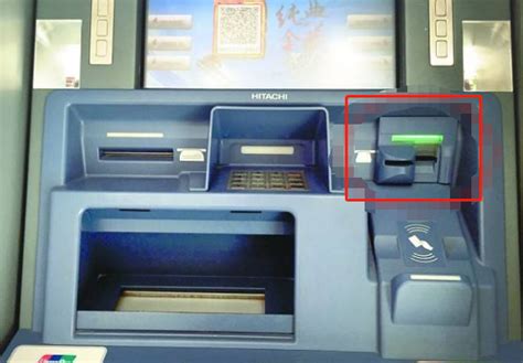 男手使用和插入ATM卡到银行机器取款高清图片下载-正版图片503497182-摄图网