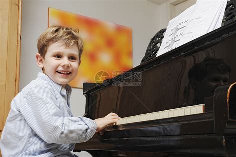 在客厅弹钢琴的男孩高清图片下载-正版图片501443332-摄图网