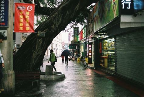 撑着伞推着车，中英街恢复开放首日，逾千深圳市民来了 _深圳24小时_深新闻_奥一网