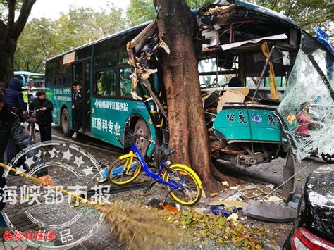 福州西湖正门口公交车撞树 损毁严重 十几人受伤_视频_长沙社区通