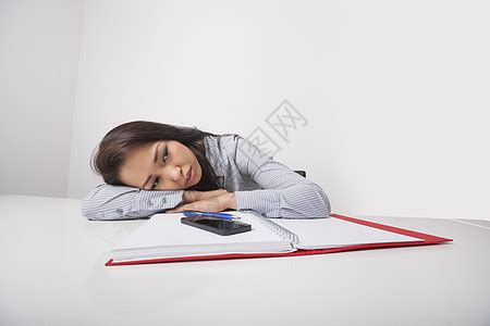 精疲力竭的女商人疲惫的女商人睡地板上梦高清图片下载-正版图片300497162-摄图网