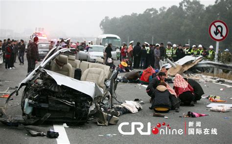 泉州发生惨烈车祸 私家车被护栏撞碎一家6口5人死亡-嵊州新闻网