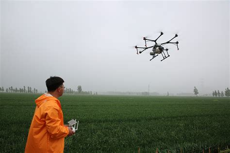 农民变身无人机“飞手”，千亩地2~3天可完成飞播 | 昆山市人民政府