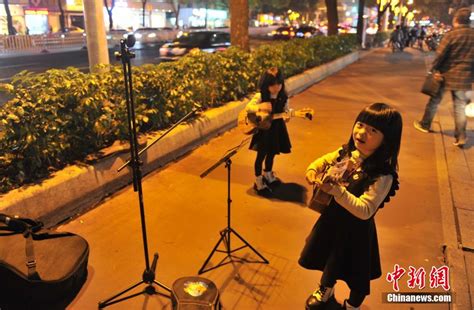 8岁女孩街头直播卖唱五年，挣钱养活全家_资讯频道_凤凰网