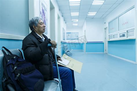 生病的老人在病房高清摄影大图-千库网
