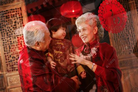 幸福的祖父母抱着孙子高清摄影大图-千库网