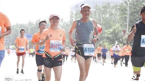 史上最年长官兔诞生！74岁老人领跑银川马拉松！！