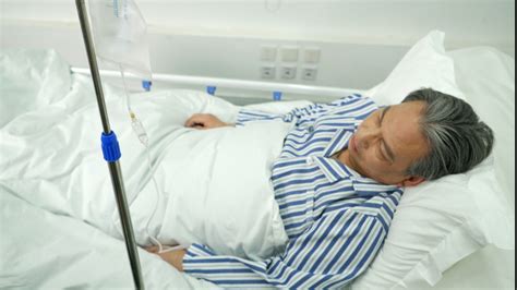 老人躺在医院病床上高清图片下载-正版图片600158814-摄图网