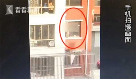 女子裸身站窗台要跳楼 警察徒手爬上3楼成功解救__凤凰网