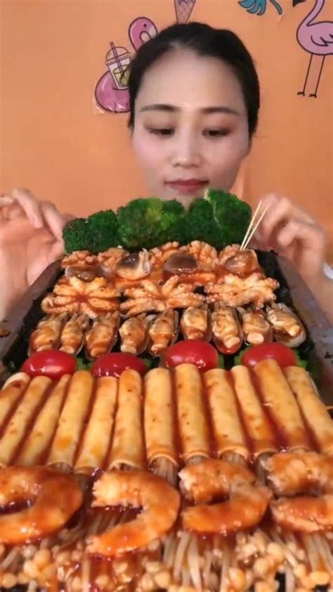 美女吃海鲜拼盘，八爪鱼和大虾_腾讯视频