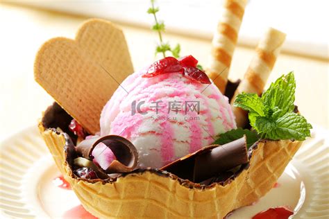 圣代,草莓,粉色,醉樱桃,垂直画幅,冰淇淋,饮食,奶制品,生奶油,寒冷摄影素材,汇图网www.huitu.com