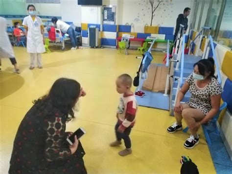 全国第二十八次助残日邓州社区志愿者协会走进残疾儿童康复中心