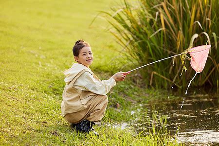在河边捞鱼玩耍的小女孩高清图片下载-正版图片506954161-摄图网