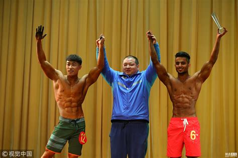 清华大学举办健美比赛 学生大秀身材
