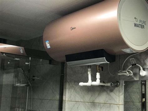 室内水管工修理热水器的特写高清图片下载-正版图片505567143-摄图网