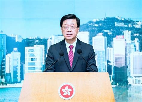 6月27日，香港特别行政区行政长官李家超出席行政会议前见记者。李家超回顾上任一年以来的工作。 中新社记者 侯宇 摄
