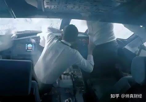 空中浩劫：川航3U8633挡风玻璃碎掉，副驾驶惨被吸出飞机，他们是如何化解危机，成功脱险的，听完佩服得“五体投地”！