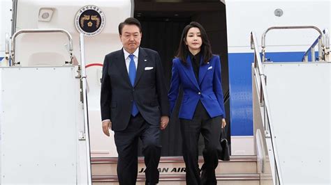 韩国总统候选人尹锡悦之妻就虚报履历向国民道歉_手机新浪网