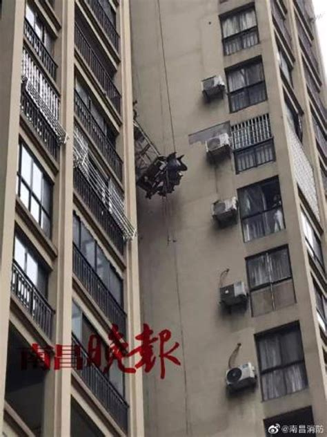 江西南昌2名工人高空作业意外坠楼 致1人死亡