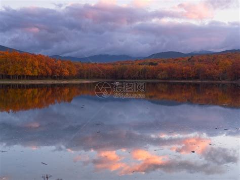 树叶日落秋天黄昏的湖风景反射和云彩暮高清图片下载-正版图片307804810-摄图网