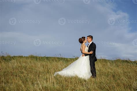 fotografía de boda en la montaña. la novia y el novio se abrazan ...