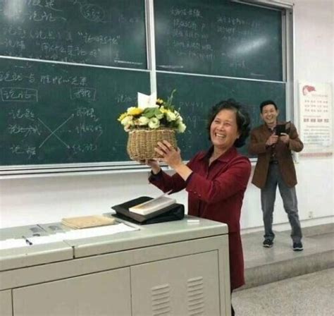 高校老师职业生涯最后一课 丈夫来送花
