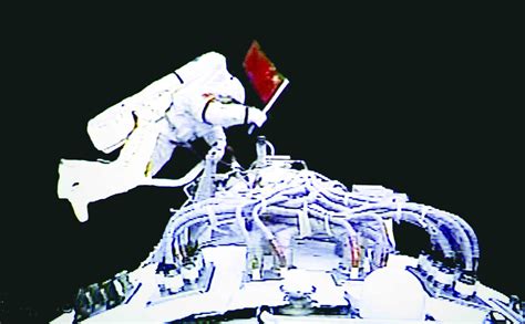 12年前的今天，太空中飘扬起五星红旗_荔枝网新闻