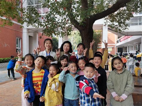 学生在武汉市洪山实验外国语小学参加教育实习。学校供图