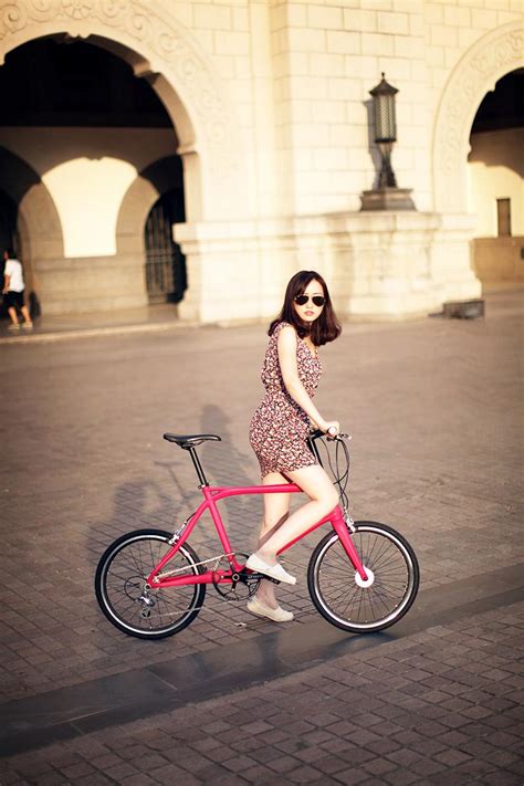 骑着自行车的女人高清摄影大图-千库网