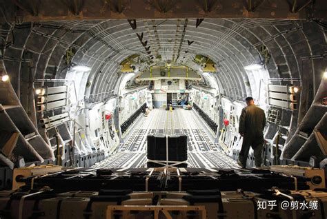 国产运-20战略运输机货舱内部布局曝光_新浪图片