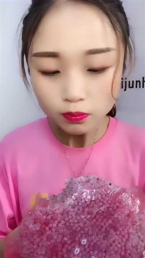 网红小姐姐爱吃冰：今天吃的是粉红色的冰块！网友：向往的生活_腾讯视频
