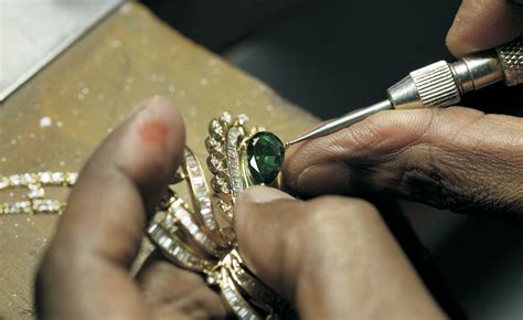 第九届中国珠宝首饰设计与制作大赛 陆爱爱--年度杰出独立设计师大奖-中国珠宝行业网