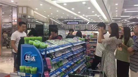 女人在超市买东西高清图片下载-正版图片307225350-摄图网