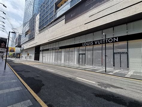 深圳湾万象城LV、DIOR旗舰店今日开业，深圳第二家重奢商场来了！ 继华润万象城之后，深圳第二家重奢商场深圳湾万象城陆续上线营业了。今天（4月 ...