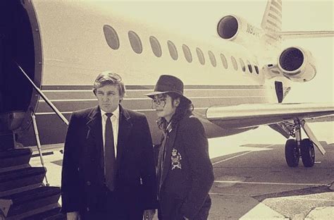 美国总统特朗普与迈克尔，杰克逊的合照，图11他俩在私人飞机上