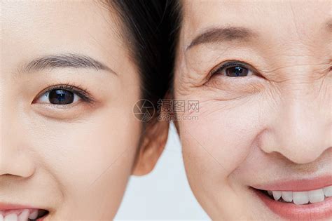 中年女性和年轻美女一起露齿微笑高清图片下载-正版图片501641295-摄图网