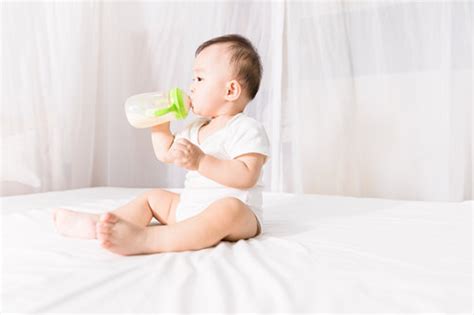 新生儿吃奶时间长怎么办 5个方法缩短吃奶时间_查查吧