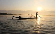 捕鱼的渔夫图片-阳光下撒网捕鱼的渔夫素材-高清图片-摄影照片-寻图免费打包下载