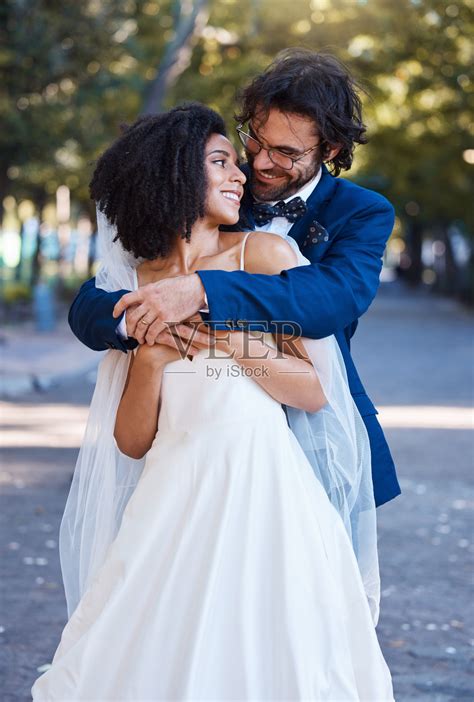 幸福的夫妇，拥抱和婚礼庆祝活动户外爱，关心和承诺。跨种族的男人和女人在公园信任，伙伴关系和支持，同时在一个健康的婚姻照片摄影图片_ID ...