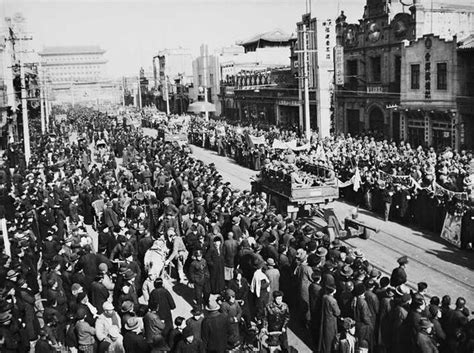 1949年解放军进上海，不惊扰市民，不住民房，露宿街头|解放军|民房|陈毅_新浪新闻