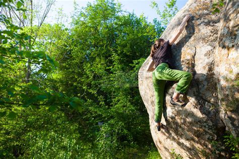 登山者本质上是抱石女孩爬上一块大石头在户外做运动的女人运动员高清图片下载-正版图片507385562-摄图网