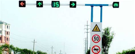 十字路口上的红绿灯高清图片下载-正版图片503188474-摄图网