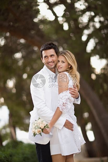 新婚夫妇拥抱高清图片下载-正版图片501514270-摄图网