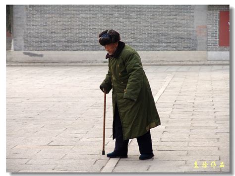 步履蹒跚的老人高清图片下载_红动中国