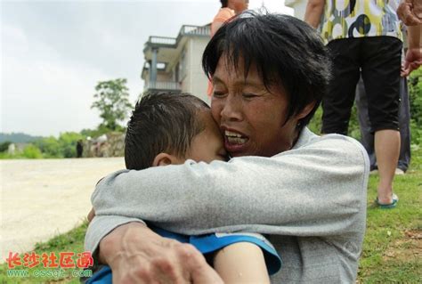 娄底2名小学生溺水身亡 母亲抱孩子痛哭_社会_长沙社区通
