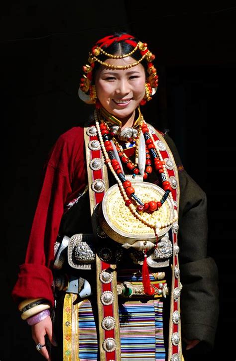 藏族姑娘少数民族服饰高清图片下载-正版图片507706377-摄图网