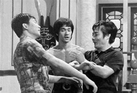 李小龙首次与蔡李佛拳比武反败为胜，第2回合KO对手，打掉牙齿_东方体育