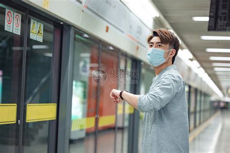 戴口罩等待地铁的男性高清图片下载-正版图片501773422-摄图网