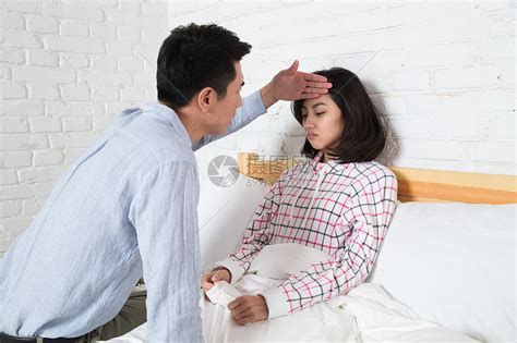 照顾亚洲人睡觉青年男人给女朋友盖被子高清图片下载-正版图片501942250-摄图网